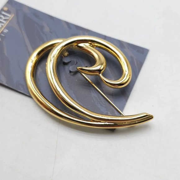 Vintage Trifari Gold-Tone Swirl Brooch Pin Elegant Jewelry Accessory NOS - Picture 2 of 5